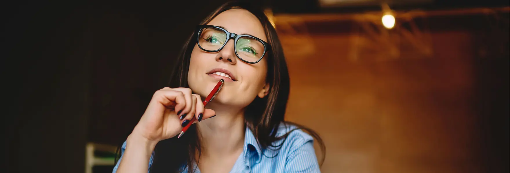 Ragazza che riflette con una matita in mano 